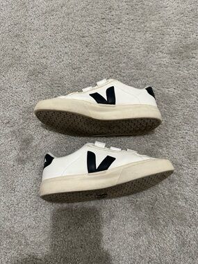 Veja Recife Leather White/Black Shoe Size 5 (FLAW/WEAR)